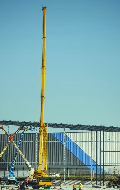 Mobile vs. Fixed Crane Hire: Pros and Cons to Consider